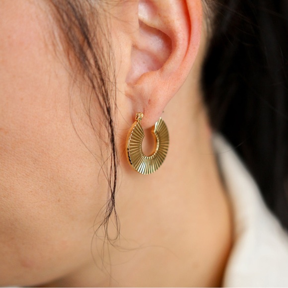 NEW💎18K Gold Plated Chunky Hoop Earrings* - Picture 2 of 5